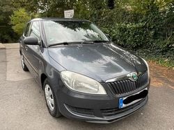 Grau Gebraucht 2011 Skoda Fabia Kleinwagen | 2.990 € (Guter Preis)