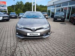Platinumbronze Gebraucht 2016 Toyota Auris Comfort Limousine | 11.400 € (Etwas zu teuer)