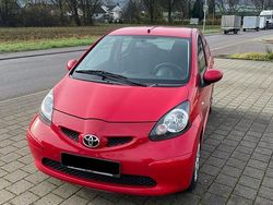 Rot Gebraucht 2008 Toyota Aygo Kleinwagen | 2.400 € (Etwas zu teuer)