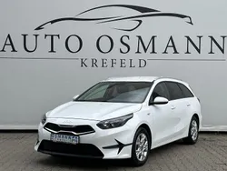 Weiß Gebraucht 2023 Kia Ceed Attract Limousine | 19.950 € (Fairer Preis)