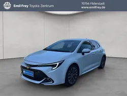 Schneeweiß Gebraucht 2023 Toyota Corolla Team Limousine | 25.430 € (Fairer Preis)