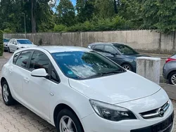 Weiß Gebraucht 2012 Opel Astra Limousine | 3.799 € (Etwas zu teuer)