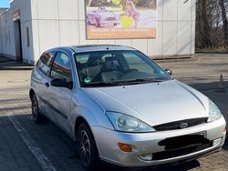 Silber Gebraucht 1999 Ford Focus Limousine | 880 €