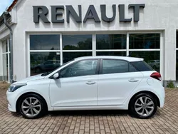 Weiß Gebraucht 2016 Hyundai i20 Limousine | 7.499 € (Fairer Preis)