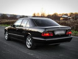 Schwarz Gebraucht 2001 Mercedes E220 Exclusive Limousine | 7.000 €