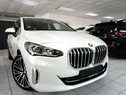 Weiß Gebraucht 2022 BMW 220 Active Tourer Sport Line Van / Kleinbus | 29.950 € (Fairer Preis)