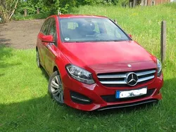 Rot Gebraucht 2015 Mercedes B180 Style Van / Kleinbus | 11.000 € (Fairer Preis)