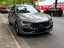 Grau Gebraucht 2018 Maserati Levante SUV | 37.000 € (Teuer)
