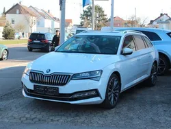 Moonweiss metallic (metallic) Gebraucht 2023 Skoda Superb LAURIN & KLEMENT Kombi | 45.900 € (Teuer)