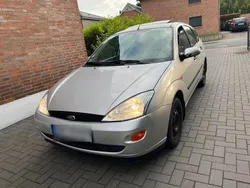 Silber Gebraucht 2000 Ford Focus Limousine | 1.800 €