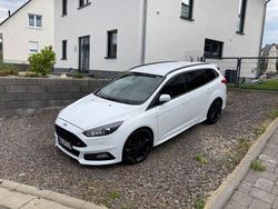 Weiß Gebraucht 2015 Ford Focus ST Kombi | 12.200 € (Fairer Preis)