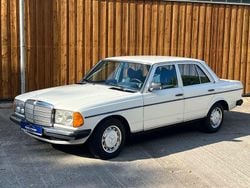 Weiß Gebraucht 1977 Mercedes 200 Limousine | 12.900 €