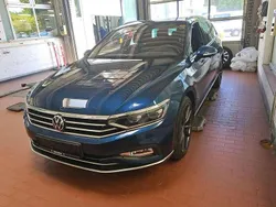 Aquamarinblau metallic Gebraucht 2022 VW Passat R-line Kombi | 33.280 € (Teuer)