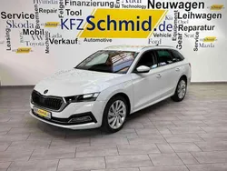 Moonweiss metallic Gebraucht 2024 Skoda Octavia Kombi | 34.750 € (Fairer Preis)