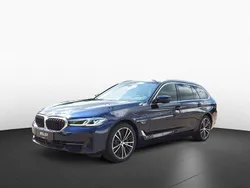 Tansanitblau ii (blau) Gebraucht 2023 BMW 530e Comfort Edition Kombi | 45.985 € (Teuer)