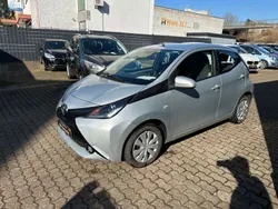 Silber Gebraucht 2018 Toyota Aygo X-play Kleinwagen | 8.499 € (Fairer Preis)