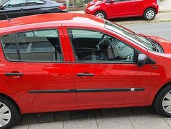 Rot Gebraucht 2011 Renault Clio III Kleinwagen | 3.000 €