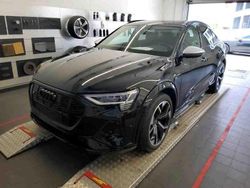 Mythosschwarz metall (metallic) Gebraucht 2021 Audi e-tron Advanced SUV | 39.899 € (Superpreis)