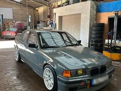 Grau Gebraucht 1995 BMW 328 Limousine | 19.500 €
