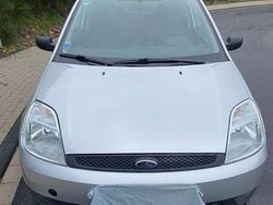 Silber Gebraucht 2004 Ford Fiesta Limousine | 1.650 €