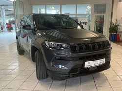 Grau Neu 2025 Jeep Compass North SUV | 40.990 € (Fairer Preis)