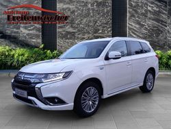 Weiß Gebraucht 2020 Mitsubishi Outlander P-HEV Basis SUV | 22.490 € (Fairer Preis)