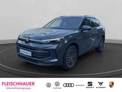 Grau Gebraucht 2024 VW Tiguan Life SUV | 34.440 € (Fairer Preis)