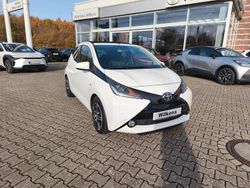 Weiß Gebraucht 2015 Toyota Aygo X-wave Kleinwagen | 7.400 € (Etwas zu teuer)