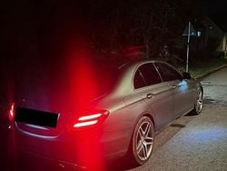 Grau Gebraucht 2017 Mercedes E220 AMG line Limousine | 23.490 €