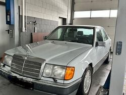 Grau Gebraucht 1991 Mercedes E200 Limousine | 4.600 €