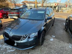 Grau Gebraucht 2017 Skoda Octavia Kombi | 16.500 €