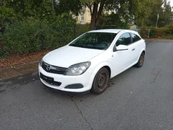 Weiß Gebraucht 2009 Opel Astra GTC Selection Limousine | 1.300 € (Guter Preis)