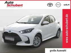 Weiss Gebraucht 2022 Toyota Yaris Hybrid Comfort Limousine | 18.990 € (Fairer Preis)