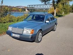 Blau Gebraucht 1991 Mercedes E230 Limousine | 7.900 €