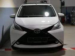 Weiß Gebraucht 2016 Toyota Aygo X-wave Kleinwagen | 8.590 € (Fairer Preis)