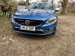 Blau Gebraucht 2017 Volvo V60 R-Design Momentum Kombi | 13.000 € (Fairer Preis)