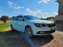 Weiß Gebraucht 2015 Skoda Superb Kombi | 13.000 €