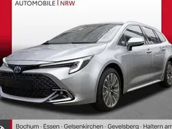 Shimmering silver metallic Neu 2024 Toyota Corolla Team Kombi | 31.789 €