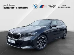 Sophistograu brillanteffekt Gebraucht 2024 BMW 520 Comfort Edition Kombi | 51.408 € (Fairer Preis)