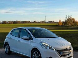 Weiß Gebraucht 2014 Peugeot 208 Active Kleinwagen | 3.800 €