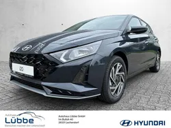 Grau Gebraucht 2024 Hyundai i20 Trend Limousine | 18.980 € (Fairer Preis)