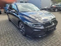 Schwarz metallic Gebraucht 2024 VW Golf VIII R-line Limousine | 26.990 € (Superpreis)