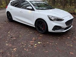 Weiß Gebraucht 2020 Ford Focus ST Limousine | 20.490 € (Guter Preis)