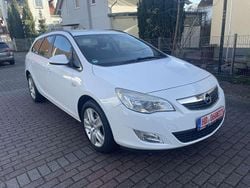 Weiß Gebraucht 2011 Opel Astra Design Edition Kombi | 2.200 € (Guter Preis)