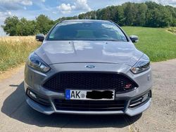 Grau Gebraucht 2015 Ford Focus ST Kombi | 12.000 € (Fairer Preis)