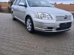 Silber Gebraucht 2005 Toyota Avensis Kombi | 3.000 € (Etwas zu teuer)