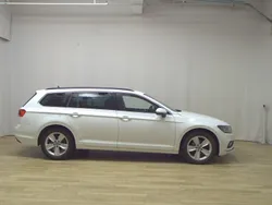 Weiss Gebraucht 2021 VW Passat Business Kombi | 18.680 € (Guter Preis)
