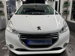 Weiß Gebraucht 2015 Peugeot 208 Allure Kleinwagen | 5.000 € (Fairer Preis)