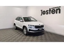 Weiß (moon weiss metallic) Gebraucht 2024 Skoda Karoq Selection SUV | 29.590 € (Guter Preis)