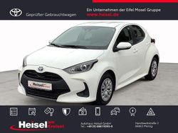 Schneeweiß Gebraucht 2022 Toyota Yaris Hybrid Basis Limousine | 15.990 € (Fairer Preis)